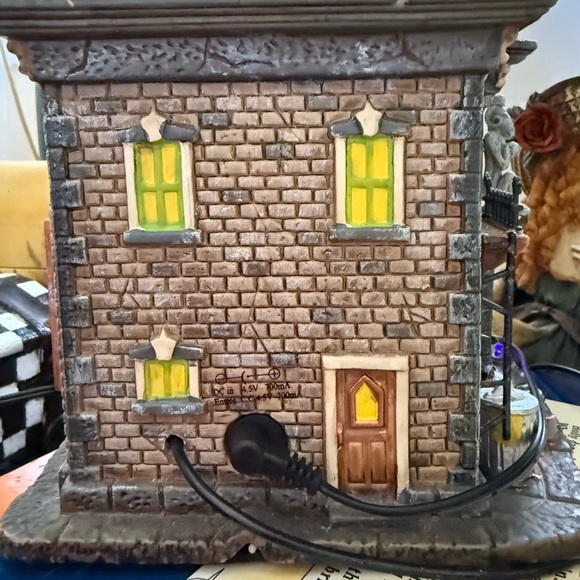 Lemax Retired Spooky Town Zombie's Cafe - 2006 Halloween Village   #65346 - Picture 8 of 10